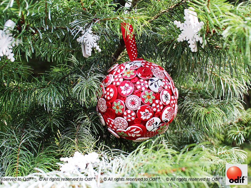 Photo : DIY - Christmas balls in buttons