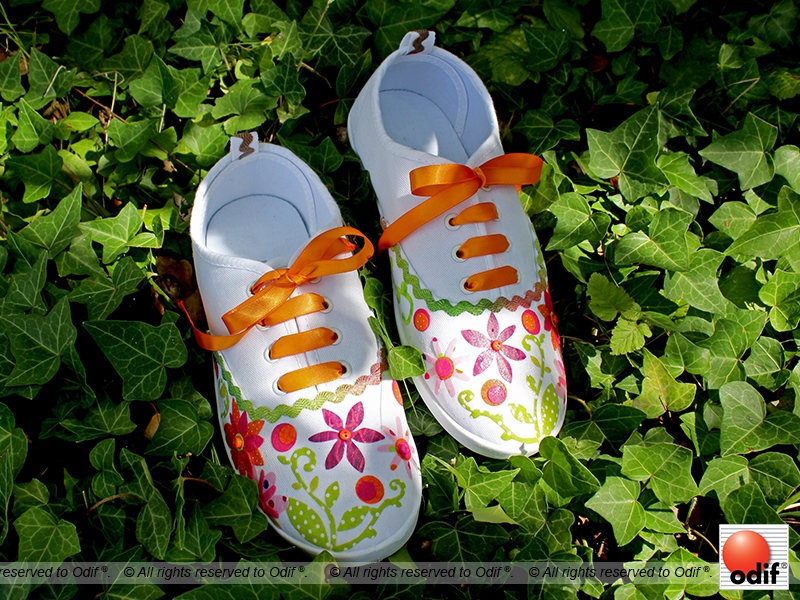 Photo : DIY - Customize your canvas sneakers