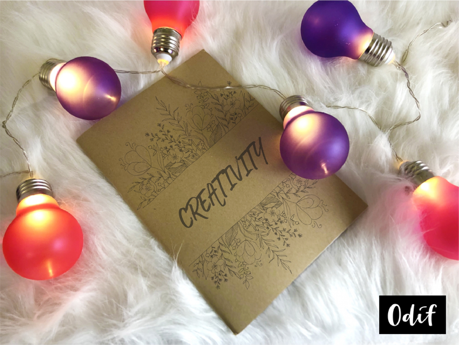 Photo : DIY - Colorful lightbulb garland